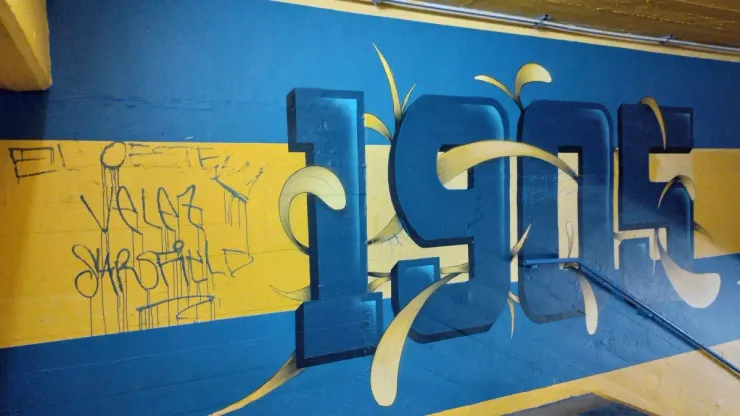 Repudiable: hinchas de Vélez rompieron y pintaron las paredes de la Bombonera